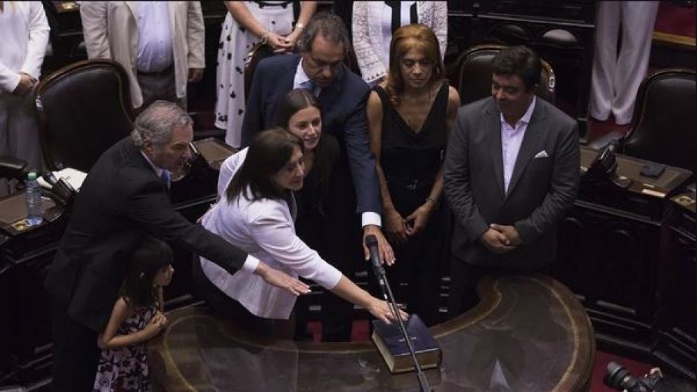 Días atrás, algunos de los diputados al momento de jurar.