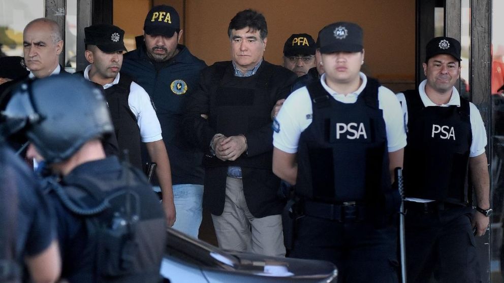 Zannini llegó esposado al Aeroparque Jorge Newbery.