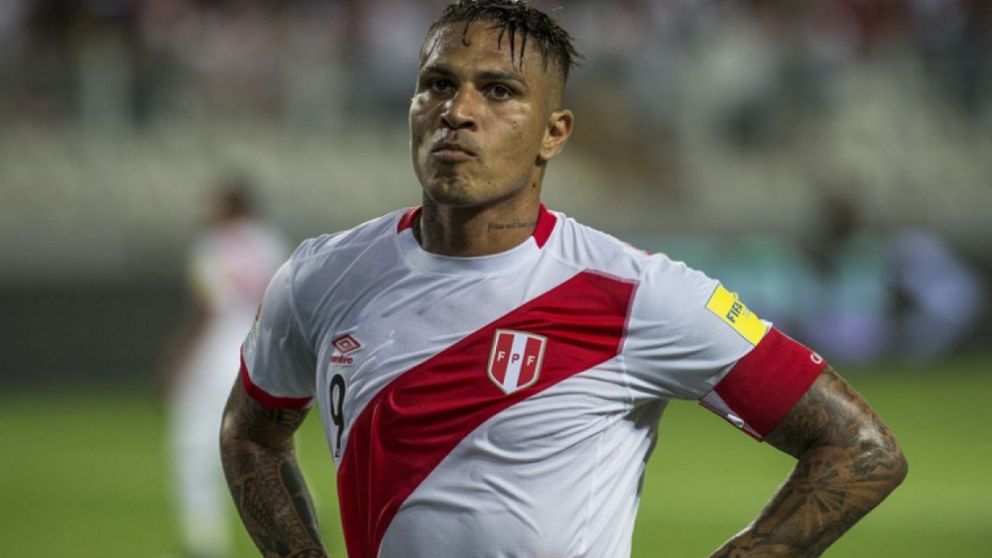 El delantero y goleador fue suspendido un año por la FIFA.