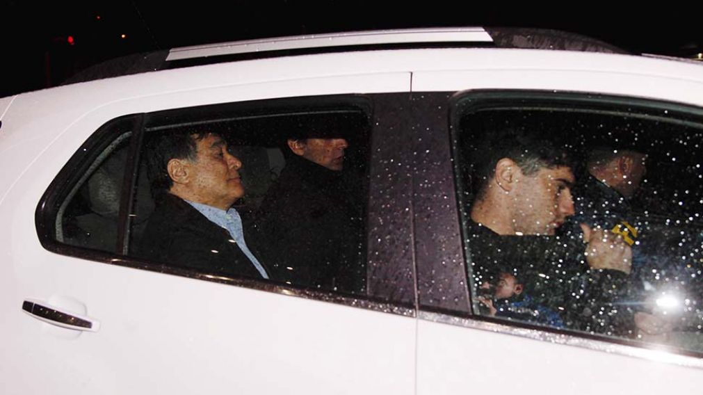 Así es llevado Zannini en un auto particular hacía una dependencia policial.