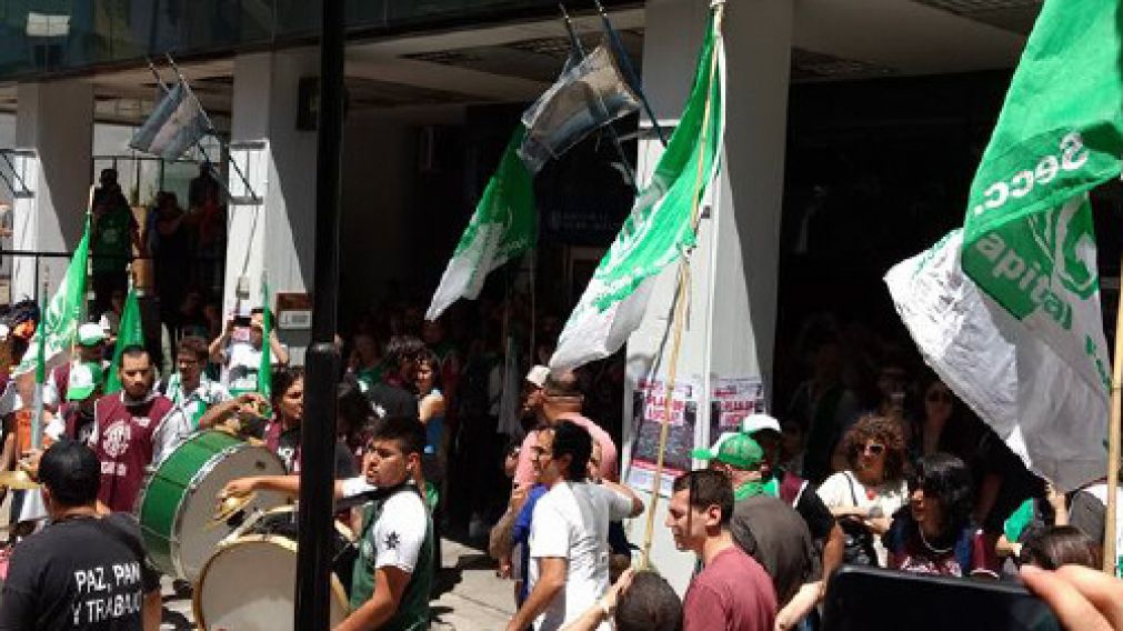 Trabajadores en pie de guerra por despidos.
