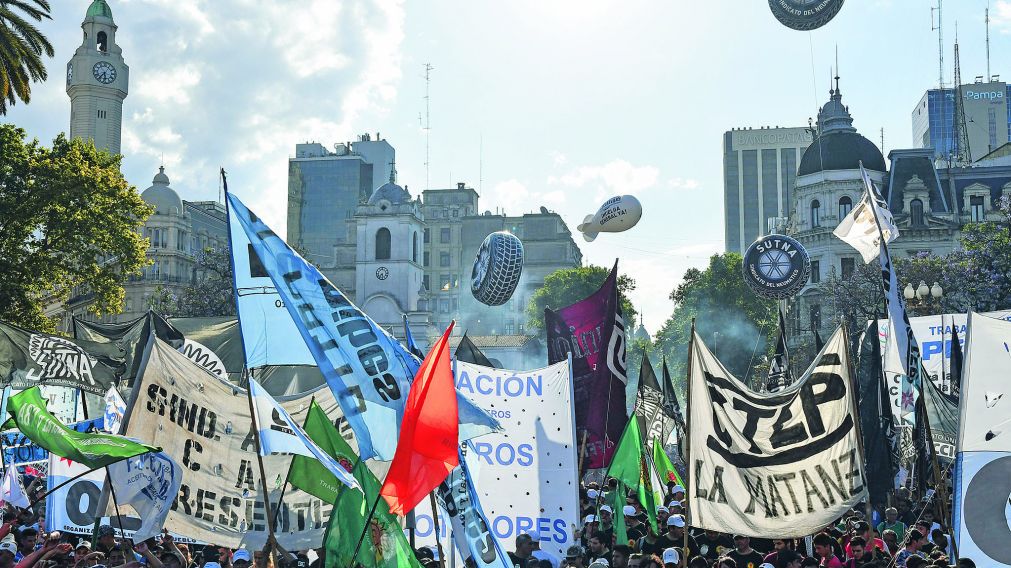 Una multitud en la plaza de Mayo (Télam).