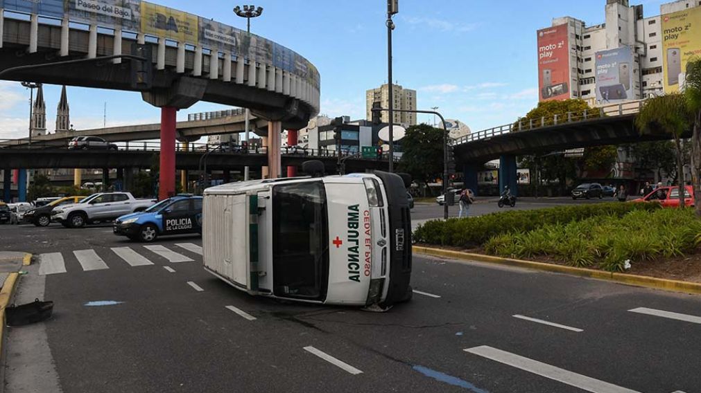 Casi 10 horas tirada. Nadie se molestó en remover la ambulancia hasta que salió el sol.