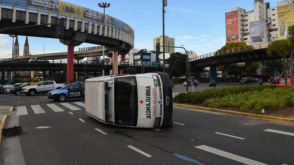 Casi 10 horas tirada. Nadie se molestó en remover la ambulancia hasta que salió el sol.