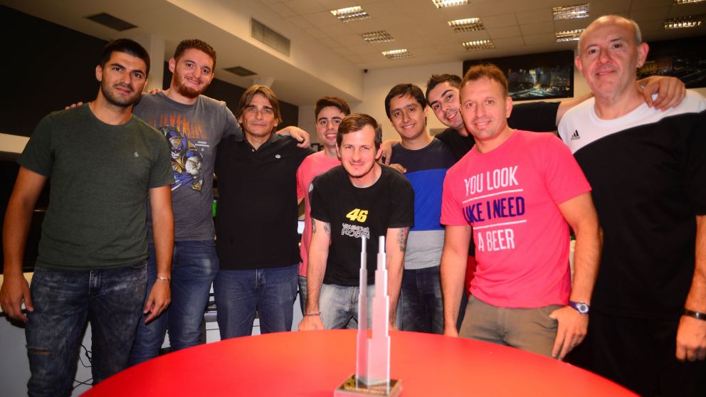 Algunos periodistas  de Abrazo de Gol junto a un nuevo reconocimiento (Claudio Espeche)