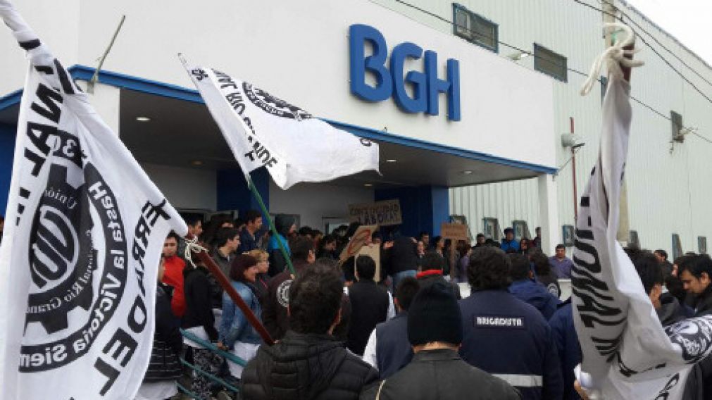 Denuncian "extorsión del gobierno" para aceptar 24 meses sin aumento