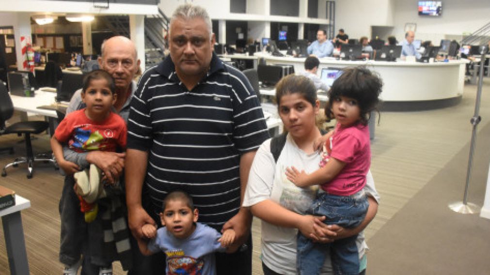 Matrimonio, los chicos y el abuelo esperan una mano solidaria.