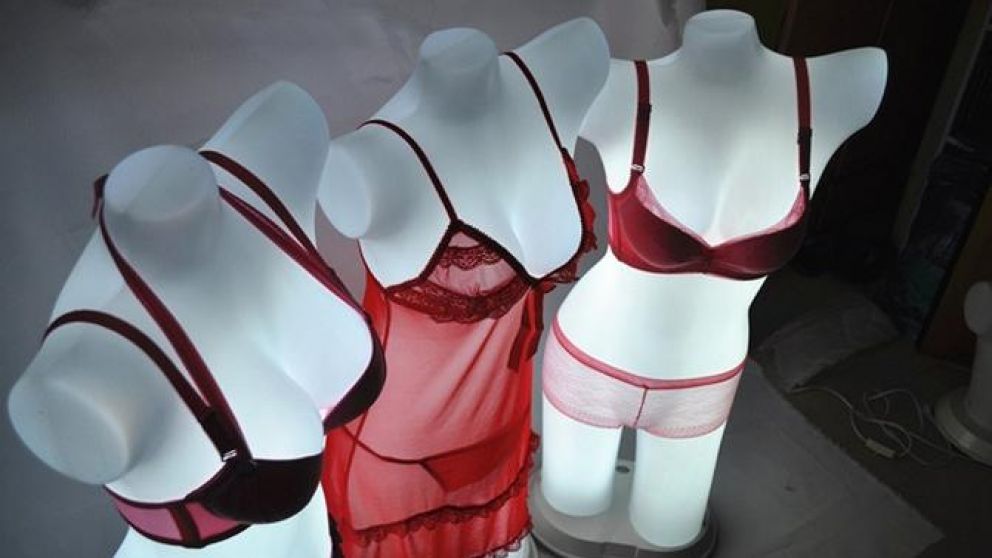 La víctima intimó con la silueta plástica en uno de los probadores (imagen ilustrativa).