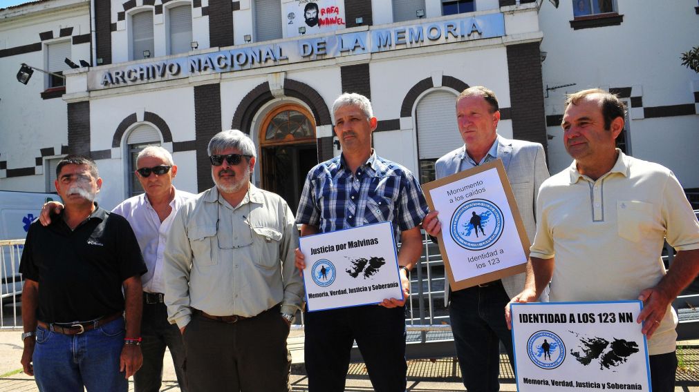 Familias recibieron los documentos en el Espacio Memoria y Derechos Humanos. (Crónica-Fabián Ramella)