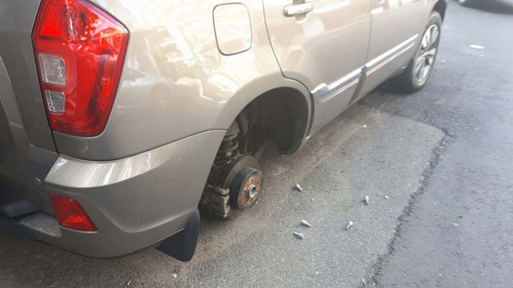 Sobre el asfalto. Los tornillos de la rueda que ya no está.