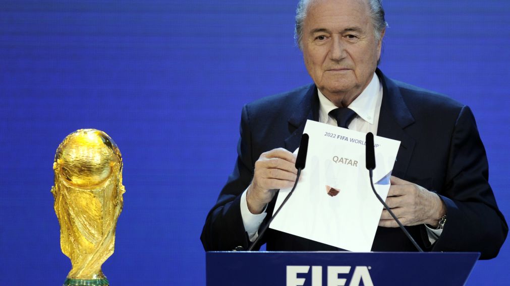 Blatter anunció que Qatar sería sede en el 2022 y luego tuvo que renunciar a la presidencia de la FIFA por denuncias de corrupciónm.