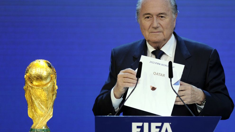Blatter anunció que Qatar sería sede en el 2022 y luego tuvo que renunciar a la presidencia de la FIFA por denuncias de corrupciónm.