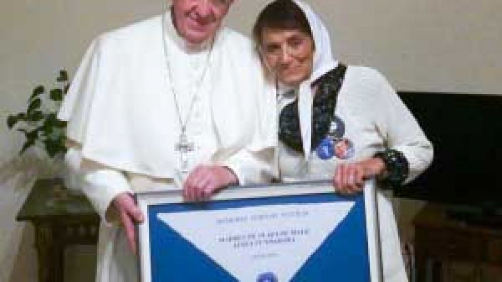 La foto del encuentro entre Francisco y Almeida. (Télam)