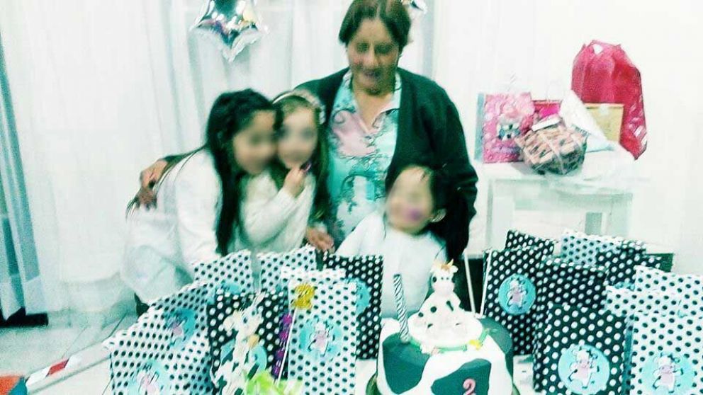 Elba Aurora Marín de Martínez junto a sus nietas.