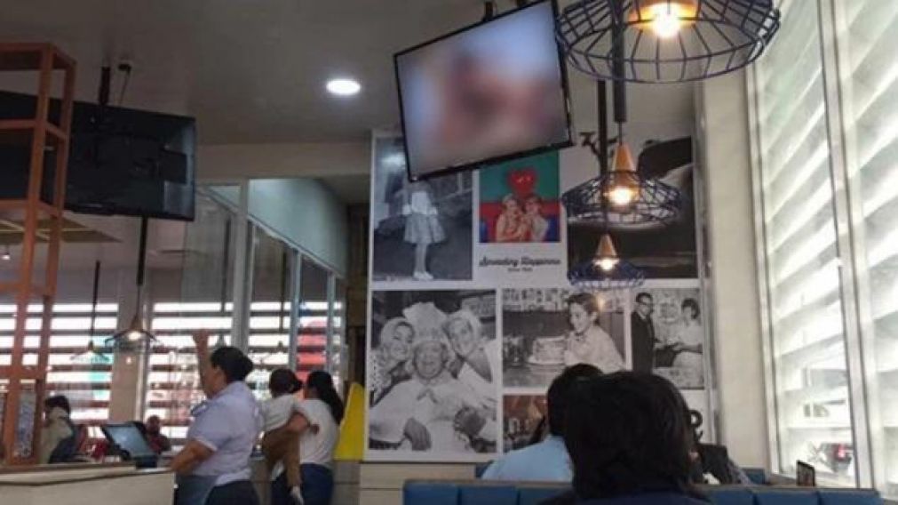 Desayuno familiar acabó con video porno