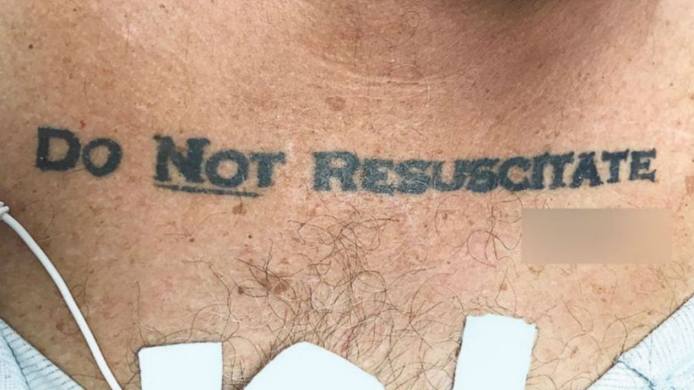 La frase que tenía el hombre tatuado en su pecho.