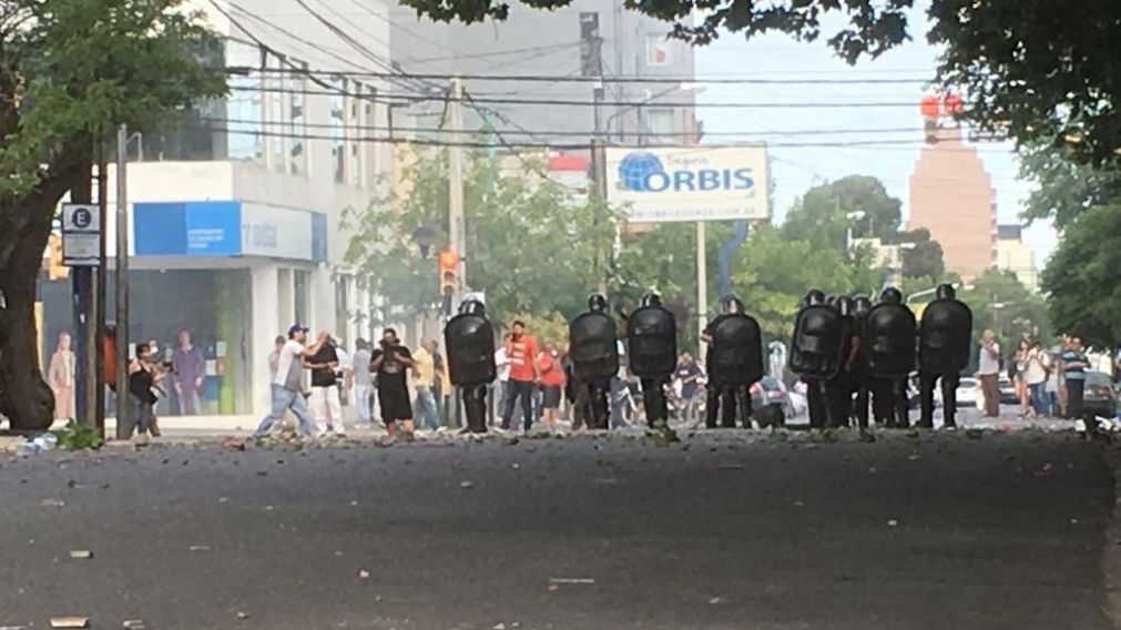 Policías desalojaron a trabajadores tercerizados.