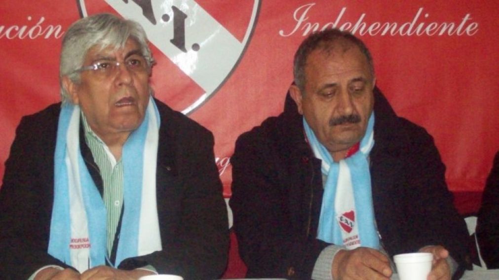 Hugo Moyano y Noray Nakis dirigen al club Independiente.