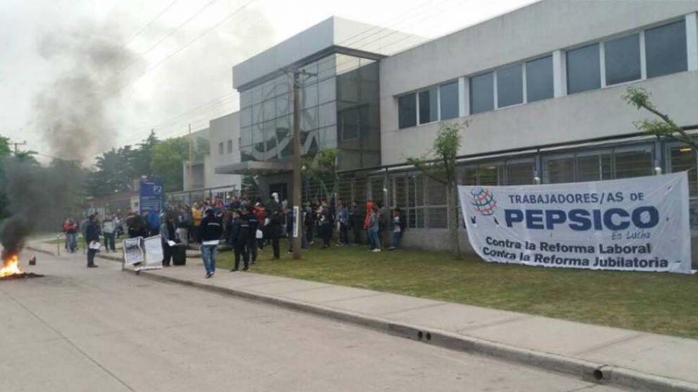 "Trabajadores de Pepsico en Lucha". Bien temprano en la planta de "La Feliz". (Gentilza @INFOnews)