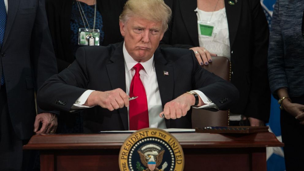 Trump se limitó a retuitear y no comentó los posteos. (AFP)