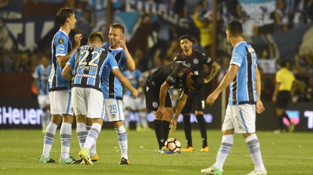Todo Gremio celebra uno de los goles, ante la desazón de Sand (Pablo Villán - Crónica).