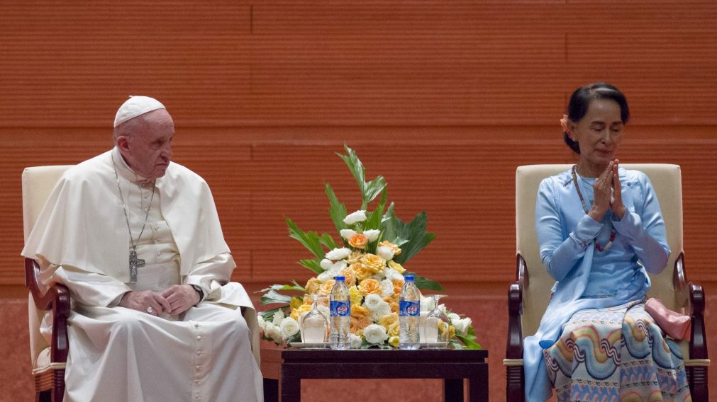 El Papa Francisco y la nobel de la paz Aung San Suu Kyi brindaron una charla en conjunto..