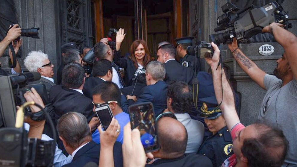 La ex presidenta, en su llegada al Congreso (Crónica).