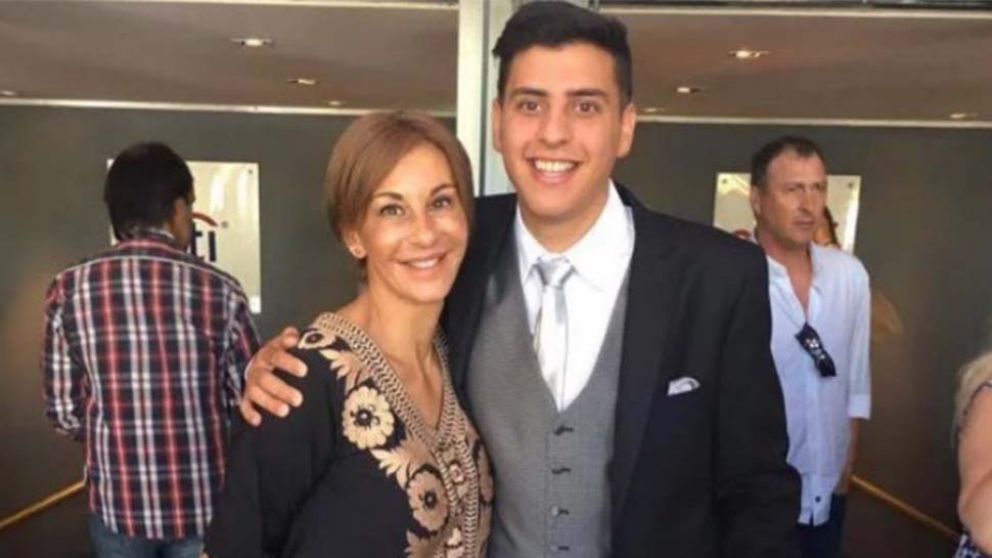 Silvia junto a Gian Troglio, el hijo que la encontró sin vida.