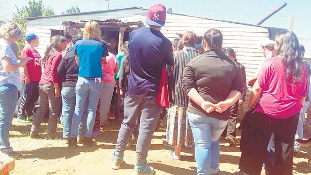 Rafita fue velado en su humilde casa de machimbre del barrio Nahuel Hue. (Gentileza Página 12)