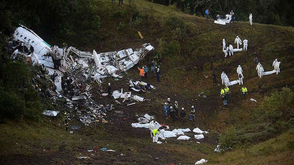 Destrozado. Así quedó el avión de la empresa LaMia en el que viajaba la delegación de Chapecoense. (AFP)