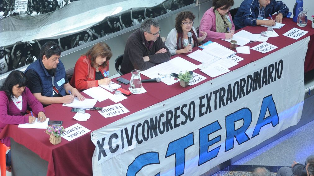 Los maestros se sumarían a las marchas contra las reformas.