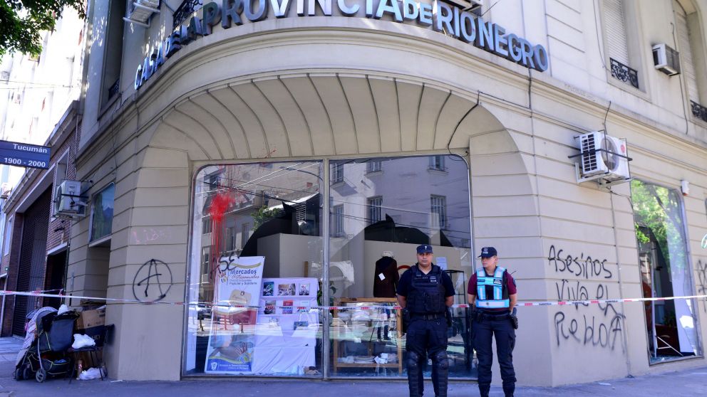 Vidrios rotos y pintadas en el frente del edificio (Jonatan Moreno/Crónica).