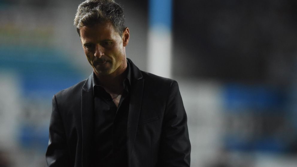 El DT de Racing, cabizbajo luego de la dura derrota en el clásico de Avellaneda.