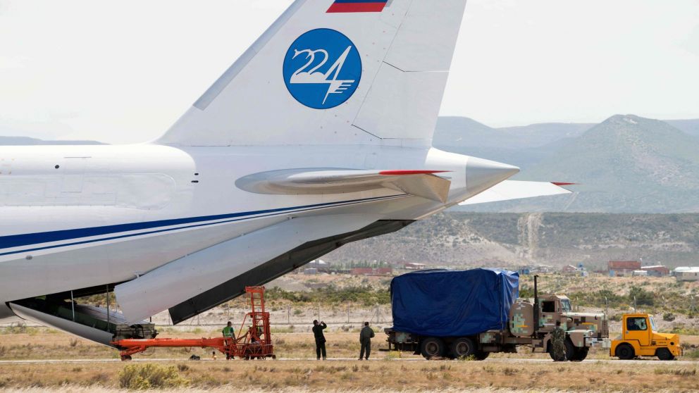 El Antonov An-124 aterrizó este viernes por la noche en Comodoro. (AFP)