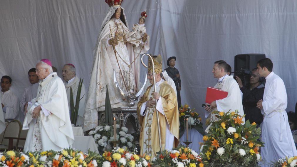Participaron miles de fieles de distintos pa�ses.�(Cr�nica-Alberto Cortez)