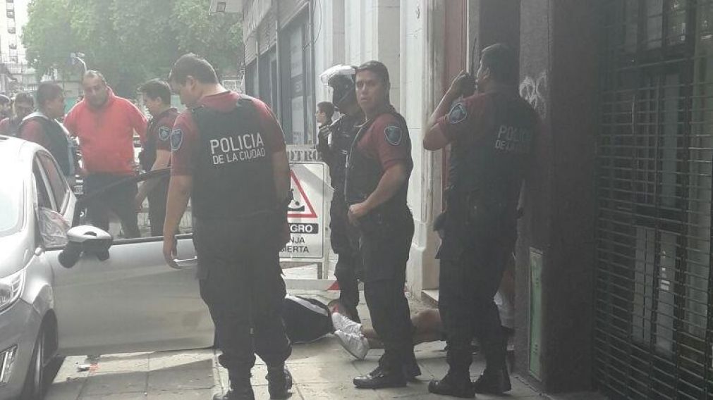 Atropellan policías en violenta persecución en Almagro