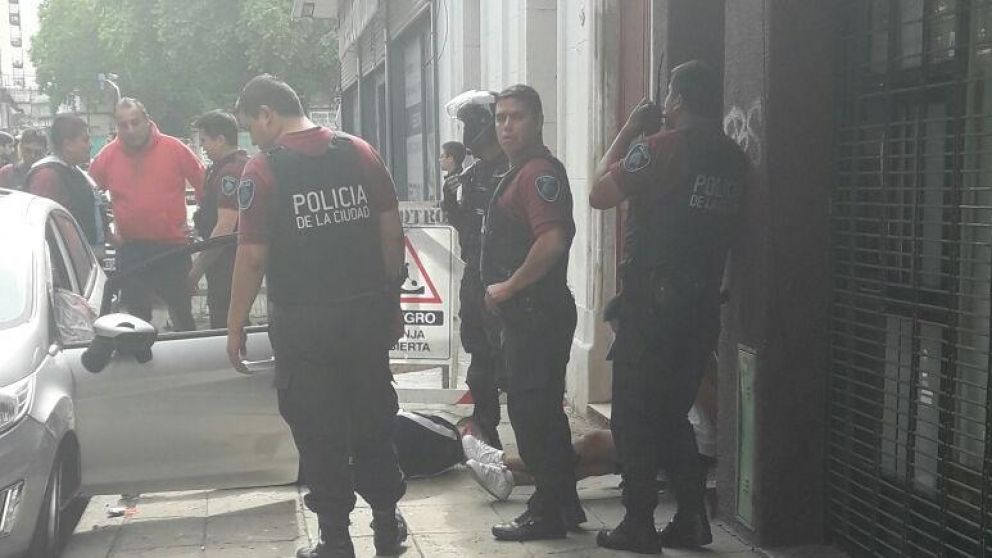 Atropellan policías en violenta persecución en Almagro