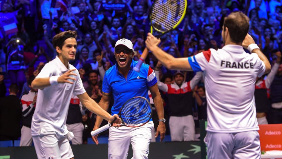 Hugues Herbert y Richard Gasquet celebran la victoria del dobles con el mítico Yannick Noah (AFP).