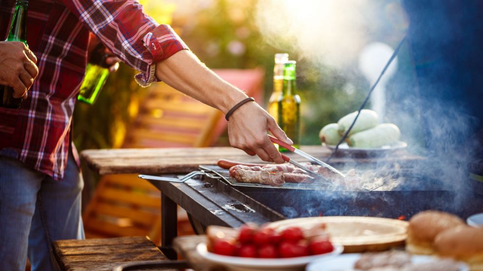 El secreto de los asadores: por qué tirar sal sobre las brasas mejora el asado