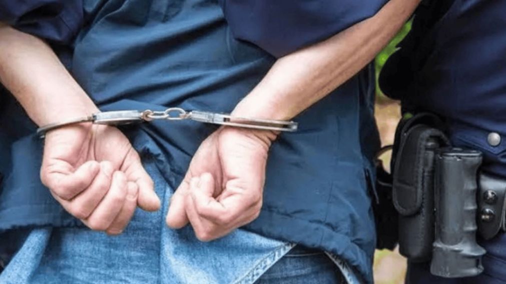 Lo detuvieron por intentar agredir a su mam�.