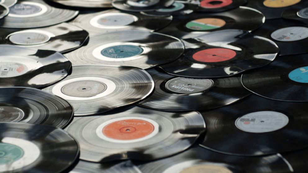¡No los tires, qué sirven! Así podés reciclar y transformar los discos de vinilo rayados en objetos útiles para tu hogar