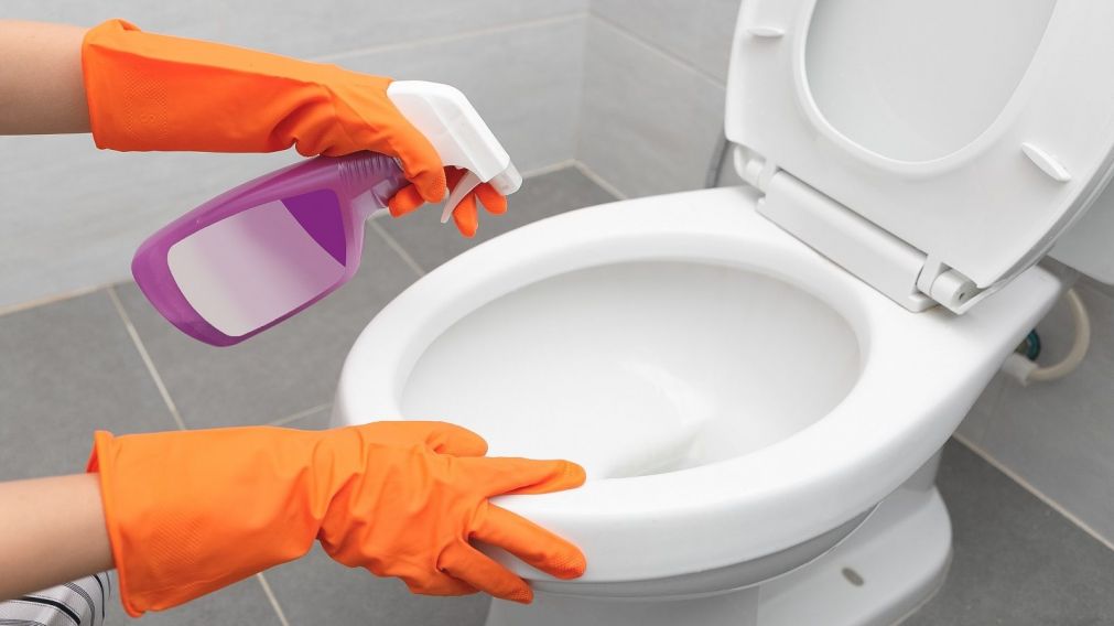 Ni bicarbonato ni lavandina: la fórmula infalible para blanquear los cerámicos del baño y dejarlos como nuevos.