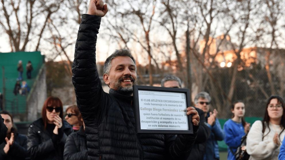 Javier Fernández Lima recibió el fin de semana una plaqueta del club Excursionistas en homenaje a su hermano Diego.