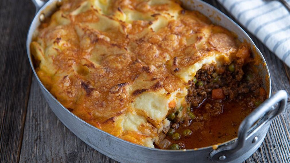 Pastel de carne irlandés: un plato dorado y humeante que conquista con su aroma y textura reconfortante.