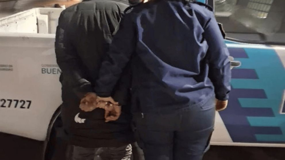 Vecinos y comerciantes redujeron y ataron a un poste a un hombre que intentó robar en un supermercado.