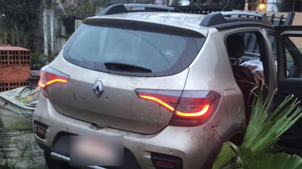 El coche robado finalizó incrustado en el frente de una vivienda. Crédito: Semanario Actualidad.