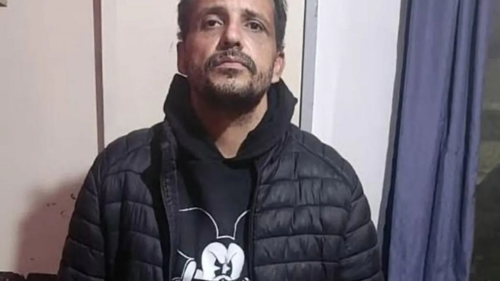 Un operativo cerrojo se puso en marcha en la ciudad de Caleta Olivia y en las localidades cercanas, incluyendo Comodoro Rivadavia, en la provincia de Chubut, para dar con el prófugo.