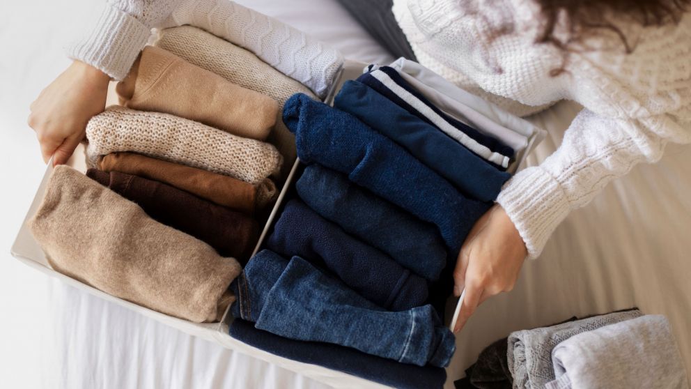 El truco definitivo para sacar el olor a humedad de la ropa guardada