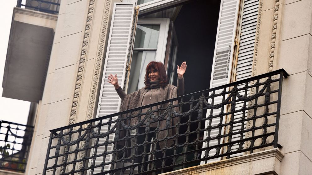 Cristina Kirchner cumple el arresto domiciliario en su departamento de Constitución.