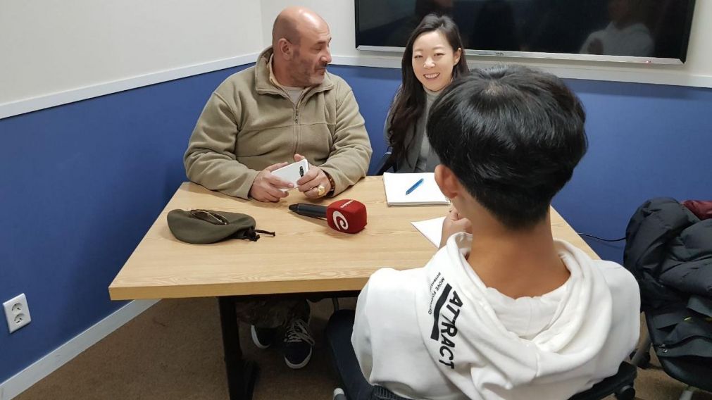 Por seguridad, el entrevistado salió de espaldas a cámara en su diálogo con Cúneo y la traductora.